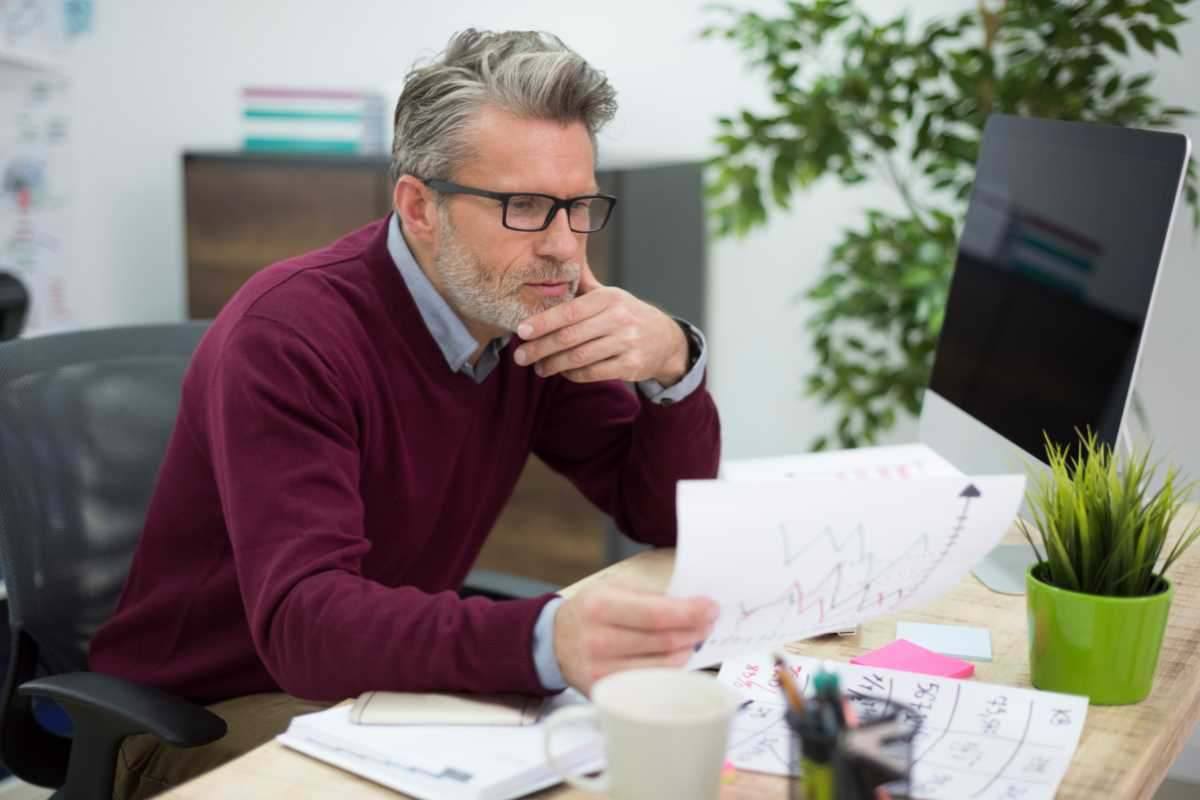 Uomo legge documento