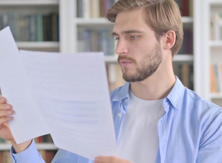 Uomo legge documento