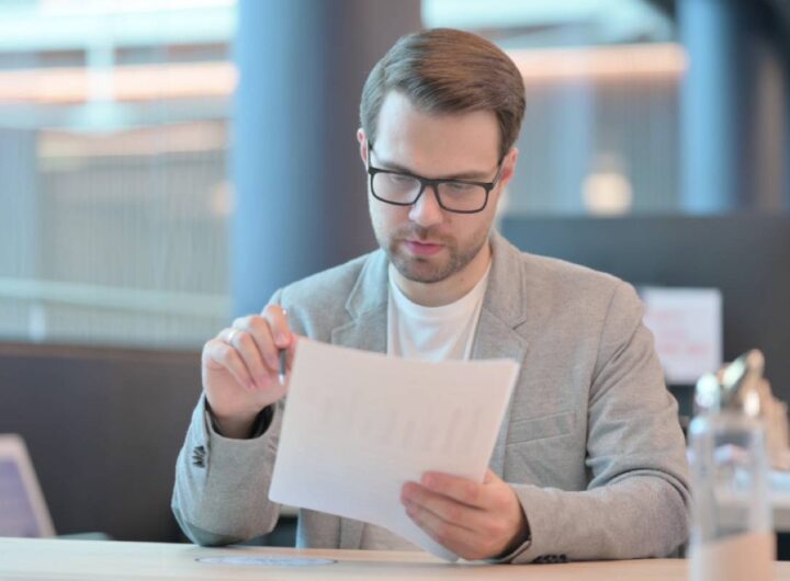 Uomo legge documento