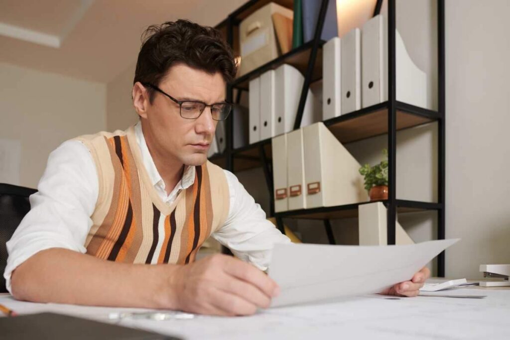 Uomo legge documento