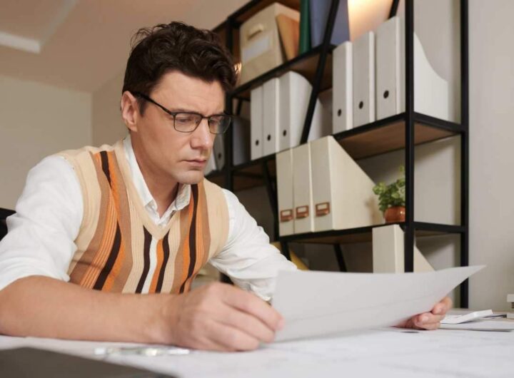 Uomo legge documento