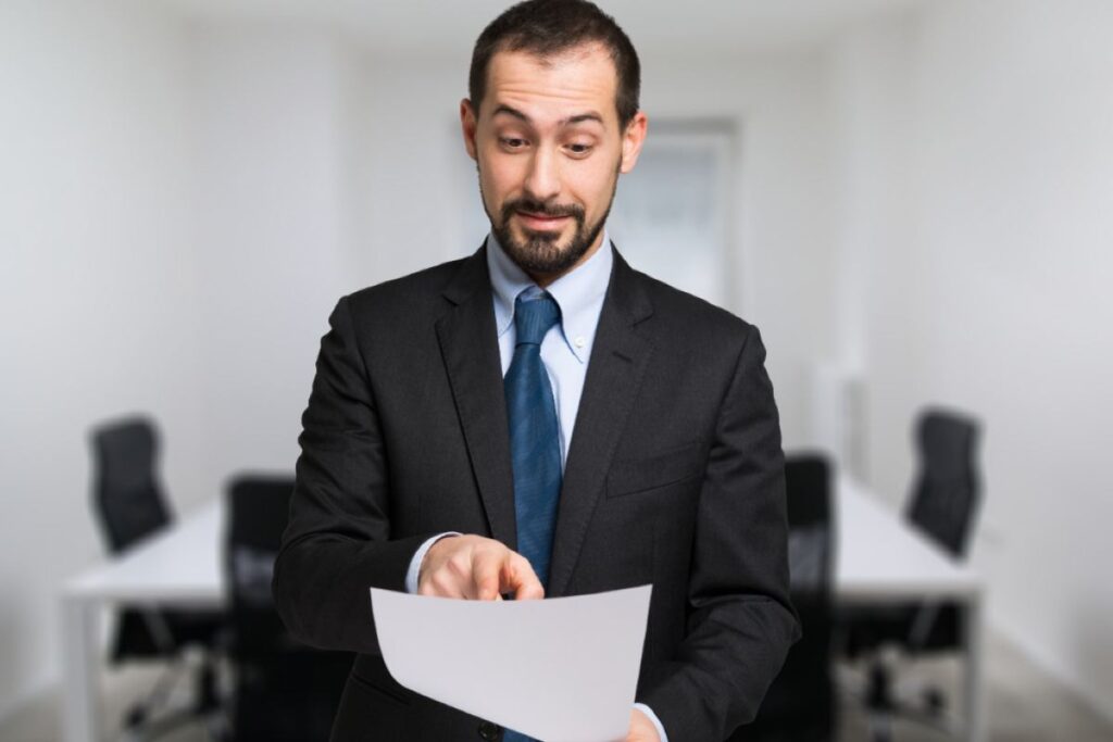 Uomo legge documento