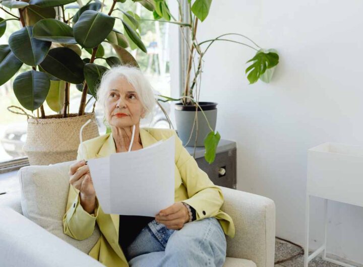 Anziana legge documento