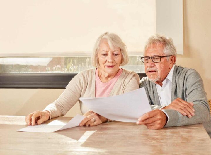 Coppia legge documento