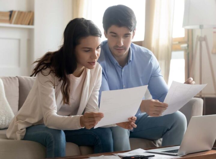 Coppia legge documento