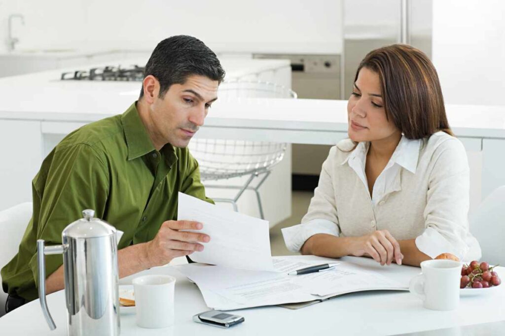 Coppia legge documento