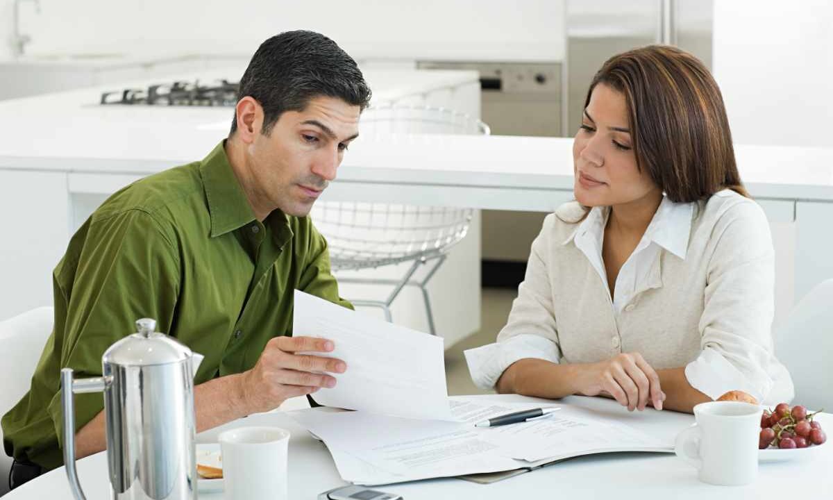 Coppia legge documento