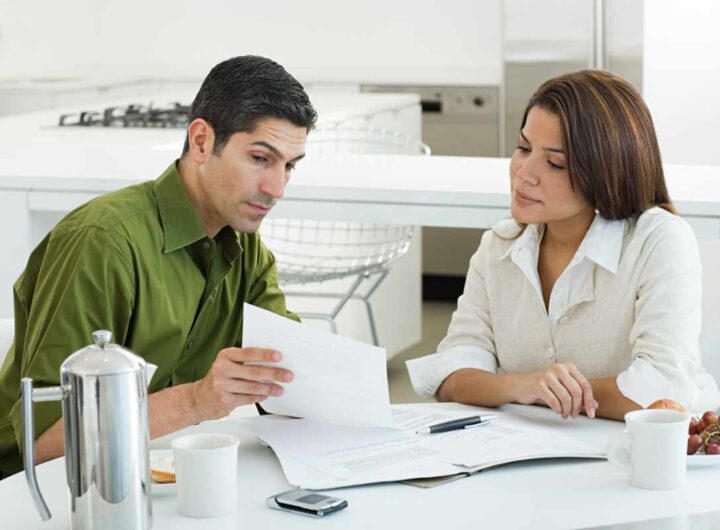 Coppia legge documento