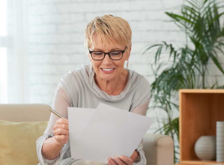 Donna legge documento