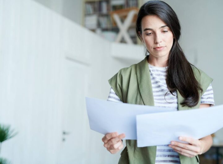 Donna legge documento