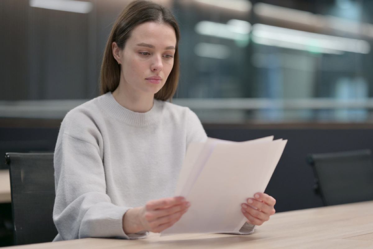 Donna legge documento