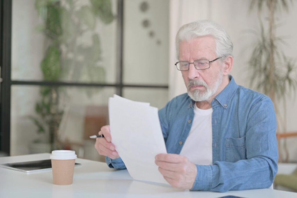 Uomo legge documento