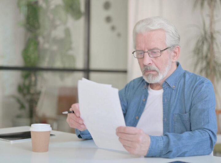 Uomo legge documento