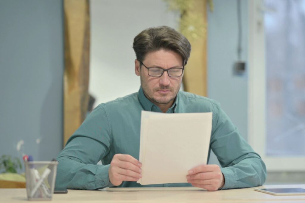 Uomo legge documento