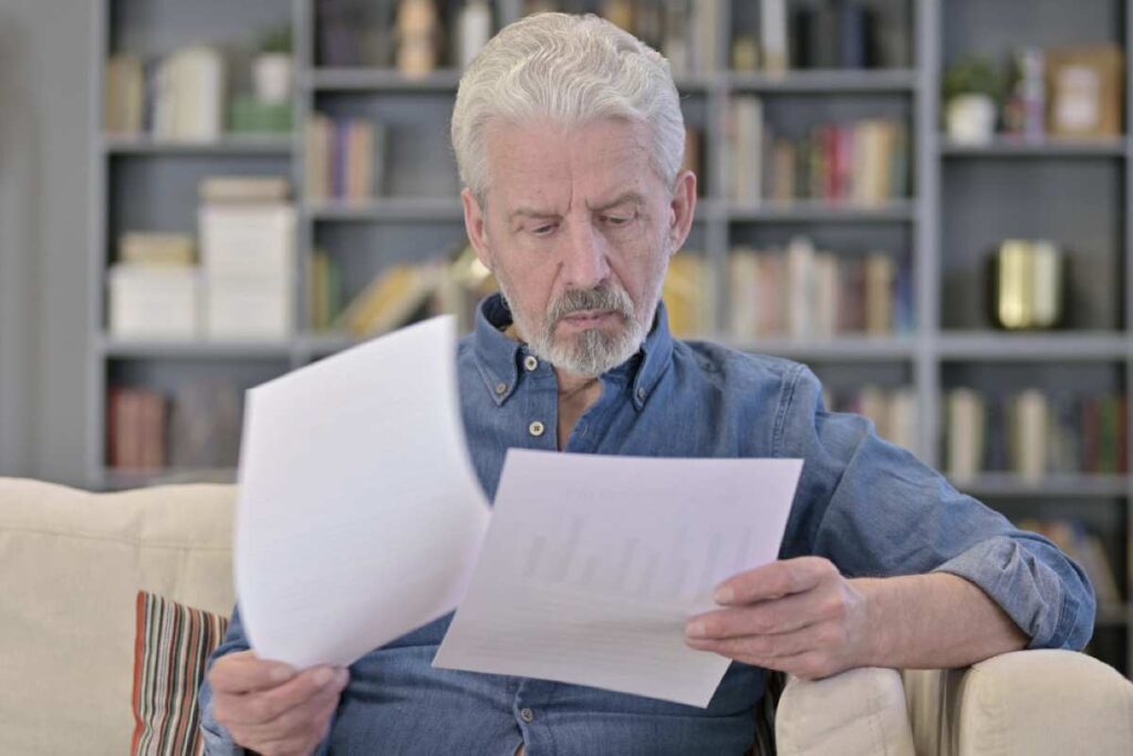 Uomo legge documento