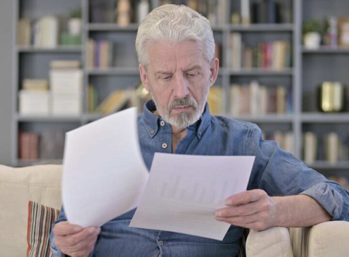 Uomo legge documento