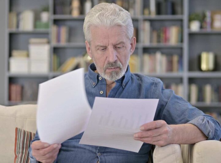 Uomo legge documento