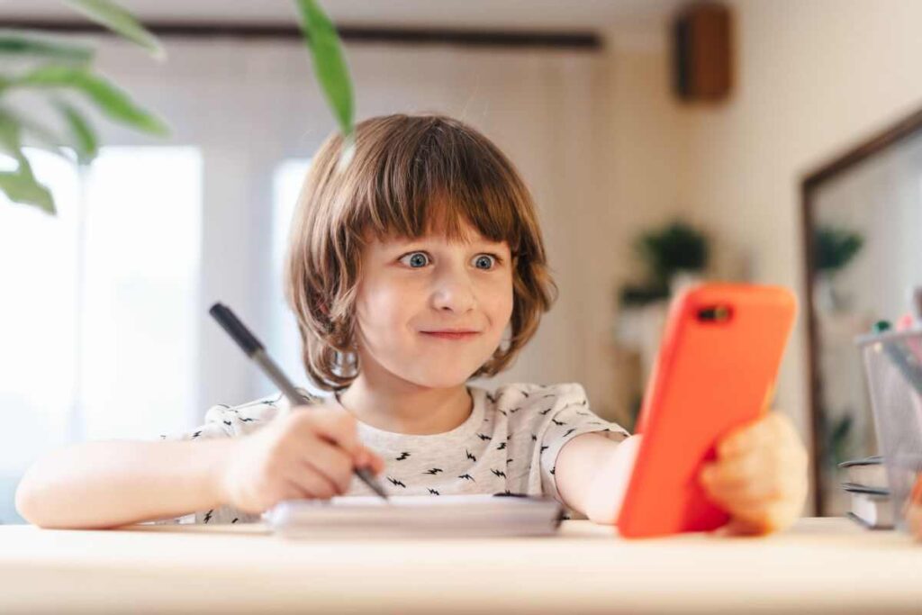 smartphone ai figli: gli esperti ci dicono l'età giusta
