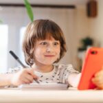 smartphone ai figli: gli esperti ci dicono l'età giusta