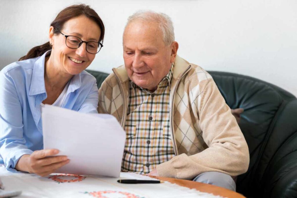 Anziano legge documento