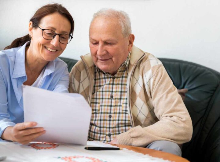 Anziano legge documento