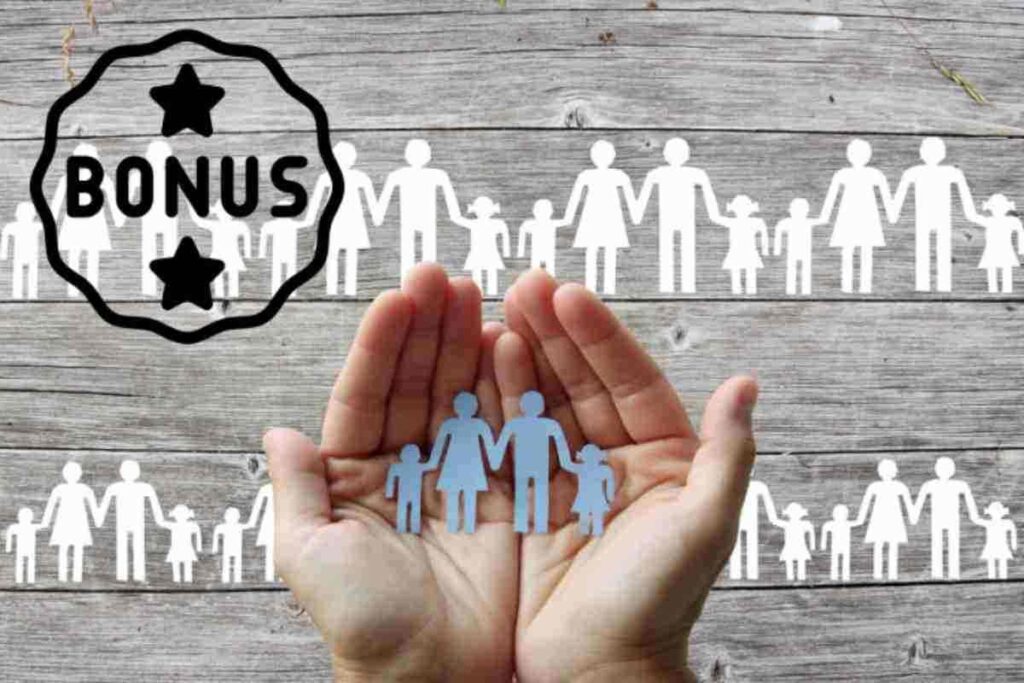 Il beneficio consiste in un bonus spesa di 500 euro, erogato tramite una carta prepagata nominativa Postepay, destinata alle famiglie