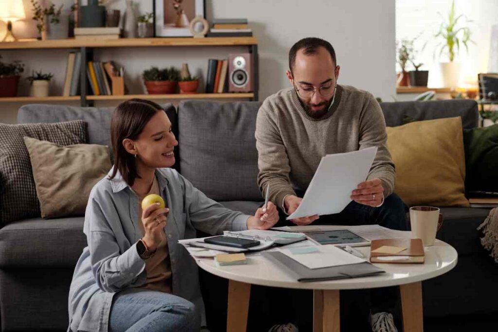 Coppia legge documento