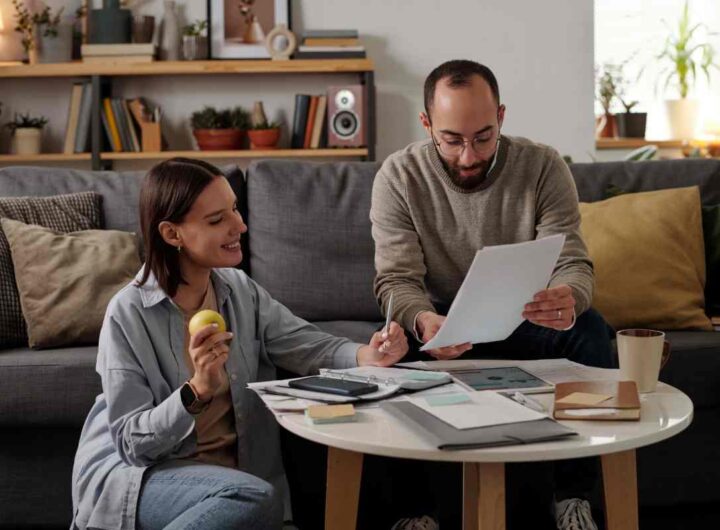 Coppia legge documento