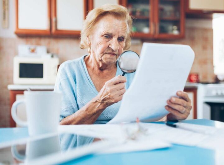 Donna anziana legge documento