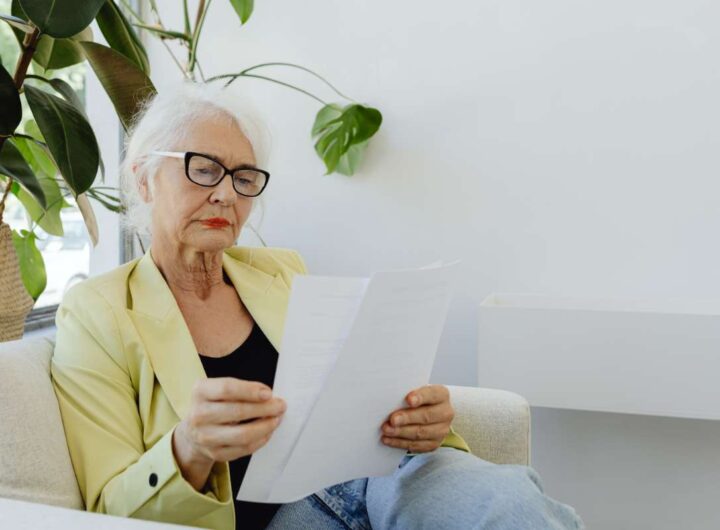 Donna legge documento