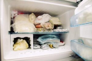 E' importante sfatare il mito secondo cui il cibo congelato possa mantenersi indefinitamente senza deteriorarsi.