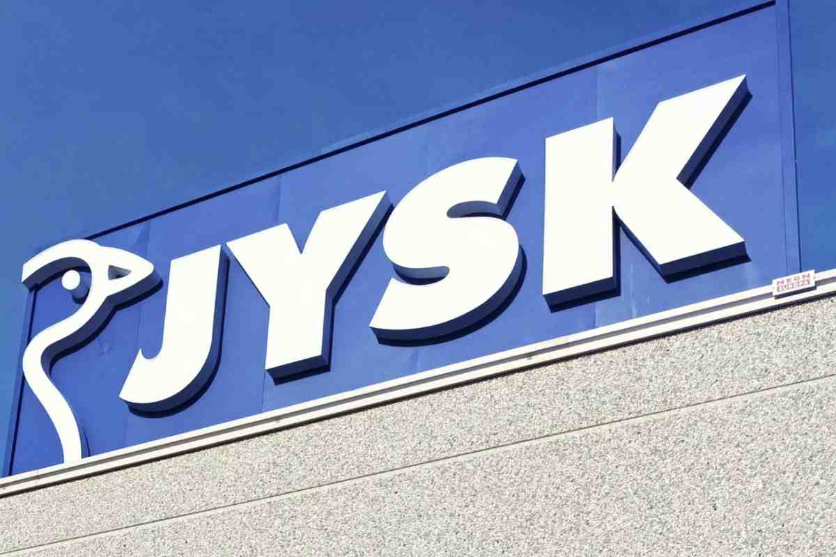 Il catalogo offre una vasta gamma di prodotti per impreziosire ogni angolo della casa durante le feste. Per la tavola, sono disponibili ceramiche