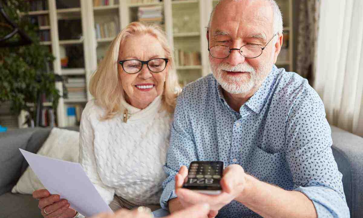 Pensionati leggono documento