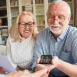 Pensionati leggono documento