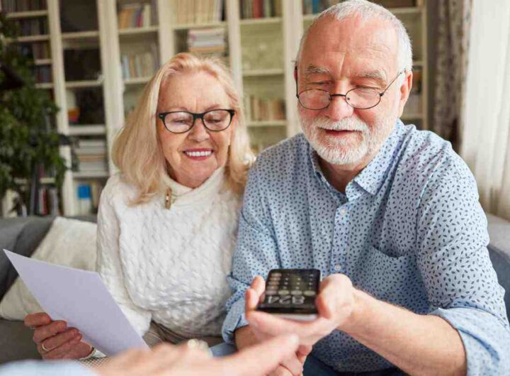 Pensionati leggono documento