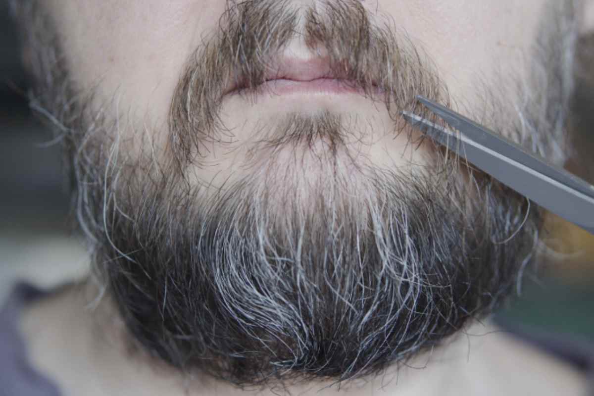 Per ottenere i migliori risultati, è consigliabile effettuare una detersione quotidiana con shampoo specifici, seguita dall’applicazione