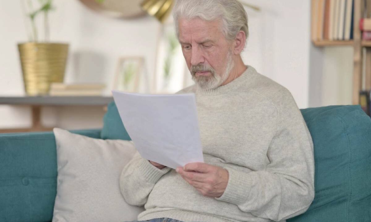 Uomo legge documento