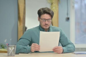 Uomo legge documento