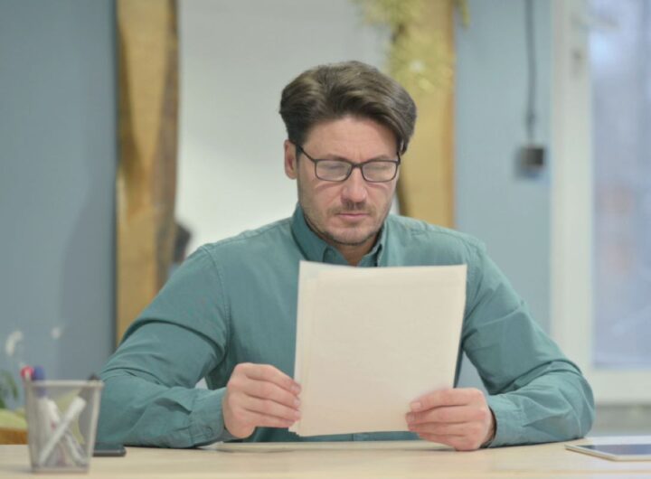 Uomo legge documento