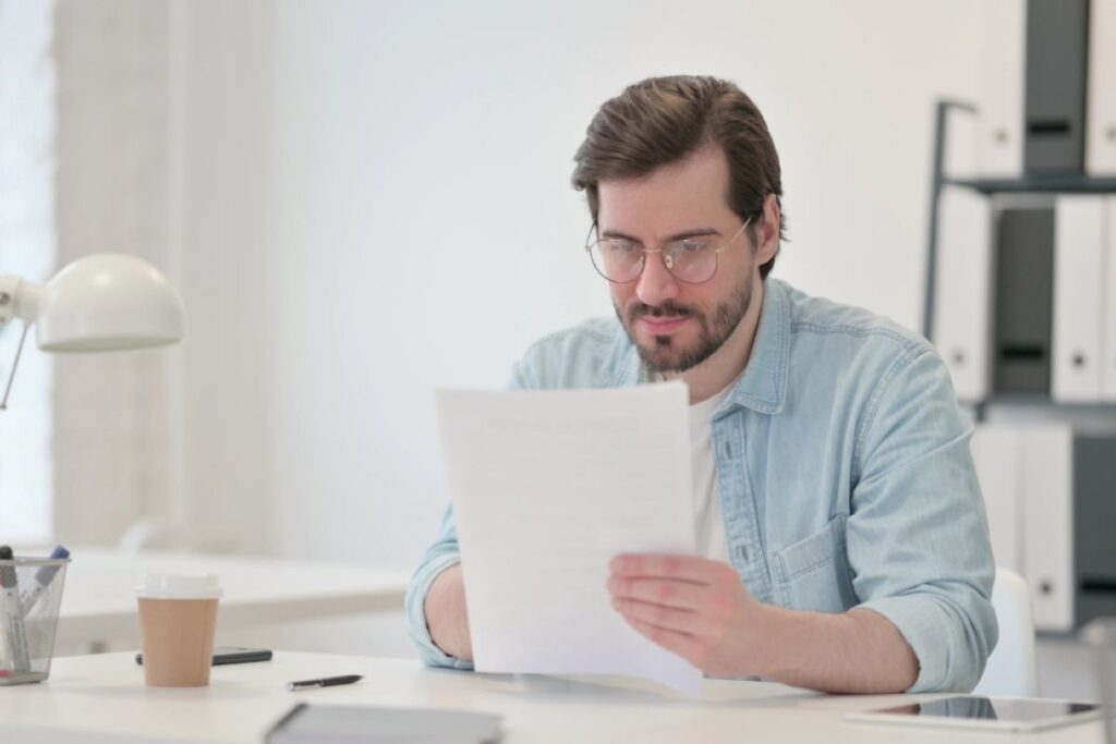Uomo legge documento