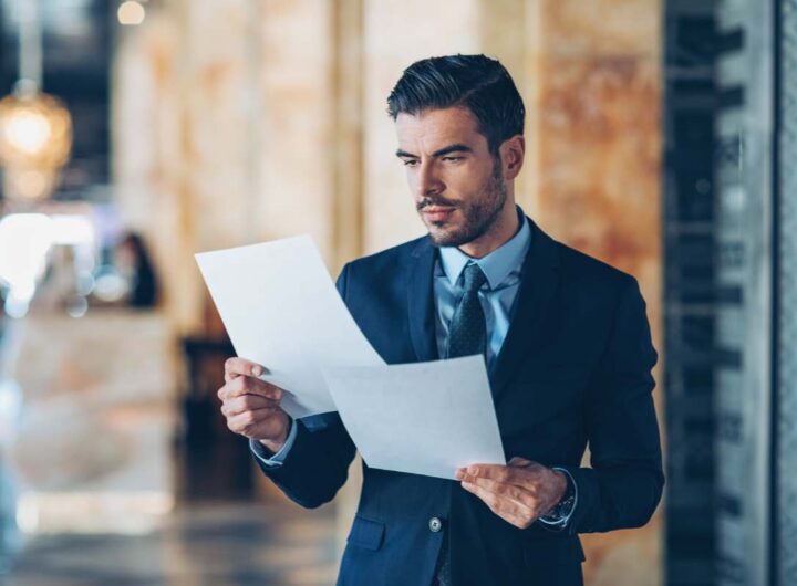 Uomo legge documento