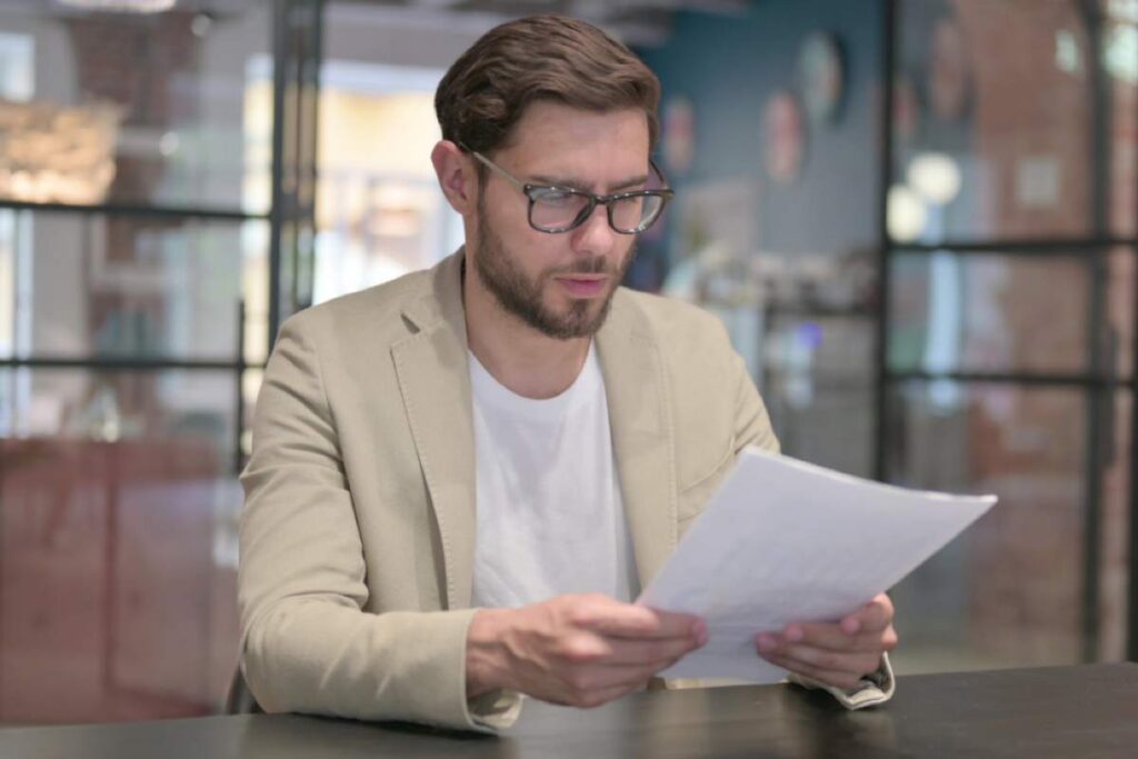 Uomo legge documento