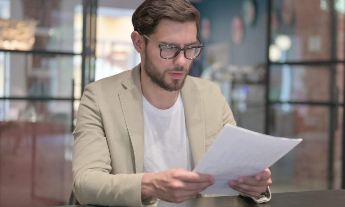 Uomo legge documento