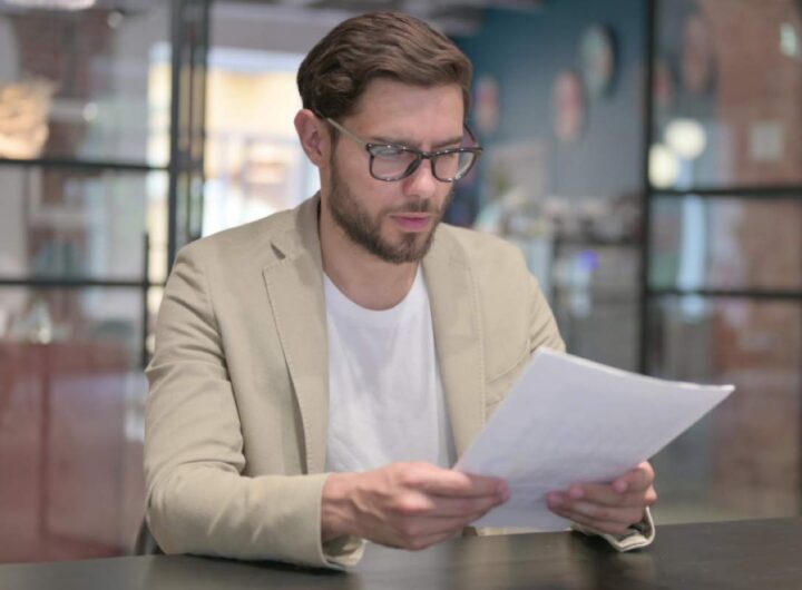 Uomo legge documento