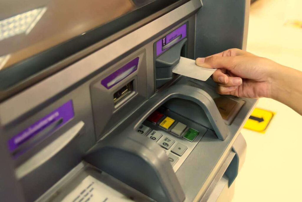 Stretta sui prelievi Bancomat