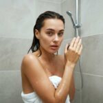 L'acqua calda della doccia rovina i capelli?