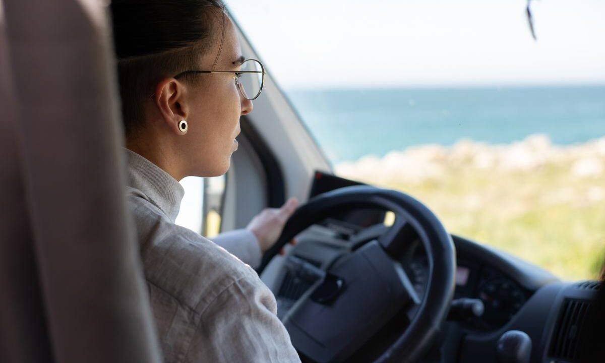 Non ascoltare musica in auto: rischi la sospensione della patente