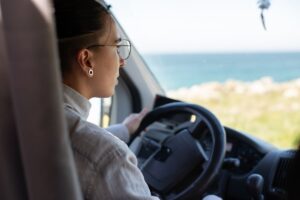 Non ascoltare musica in auto: rischi la sospensione della patente