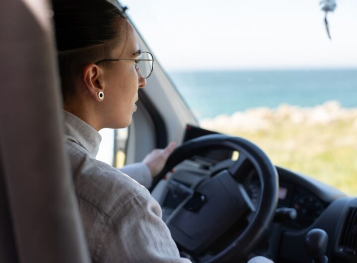 Non ascoltare musica in auto: rischi la sospensione della patente
