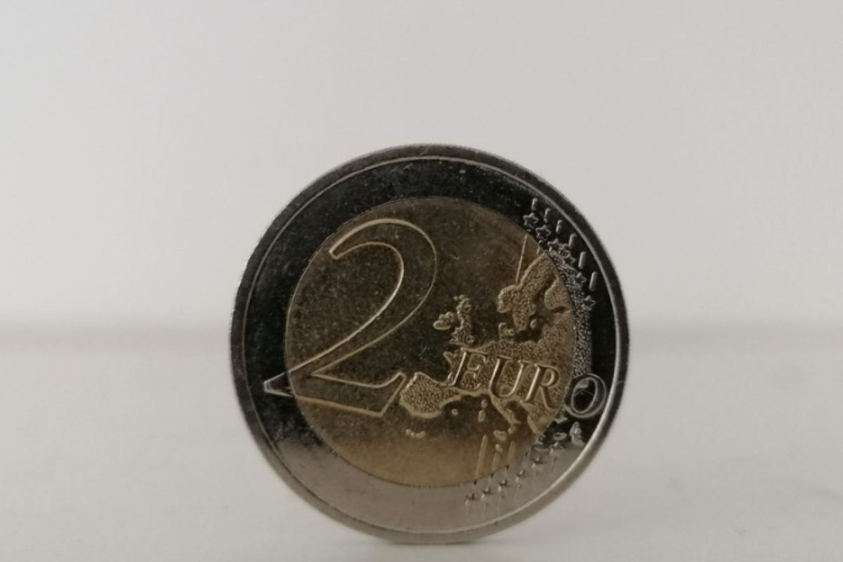 Non meno preziosa è la moneta da 2 euro dedicata a Grace Kelly nel 25° anniversario della sua morte. Coniata nel 2007 in soli 20.000 esemplari